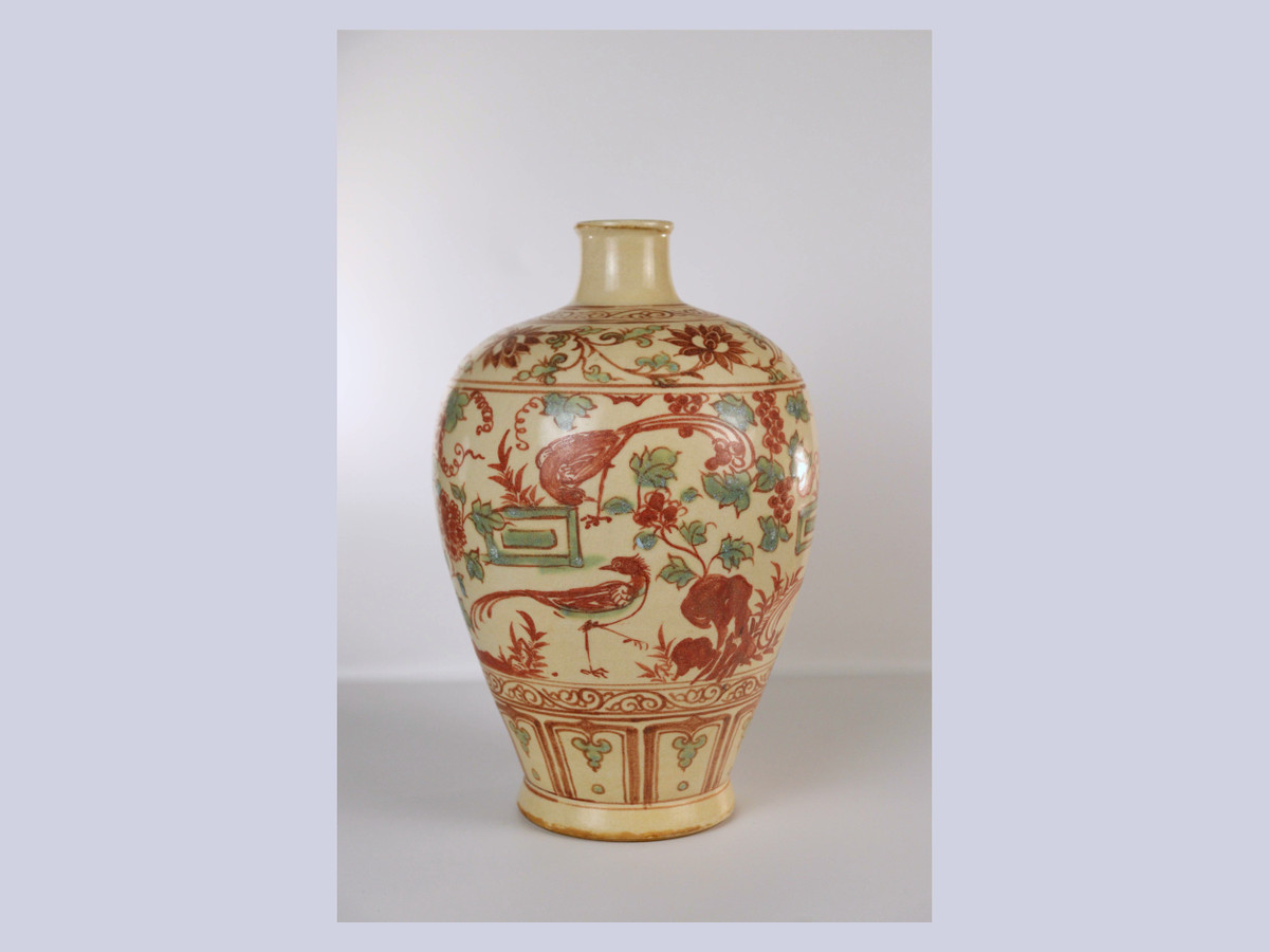 A Polychrome 'Grapevine' Meiping Vase