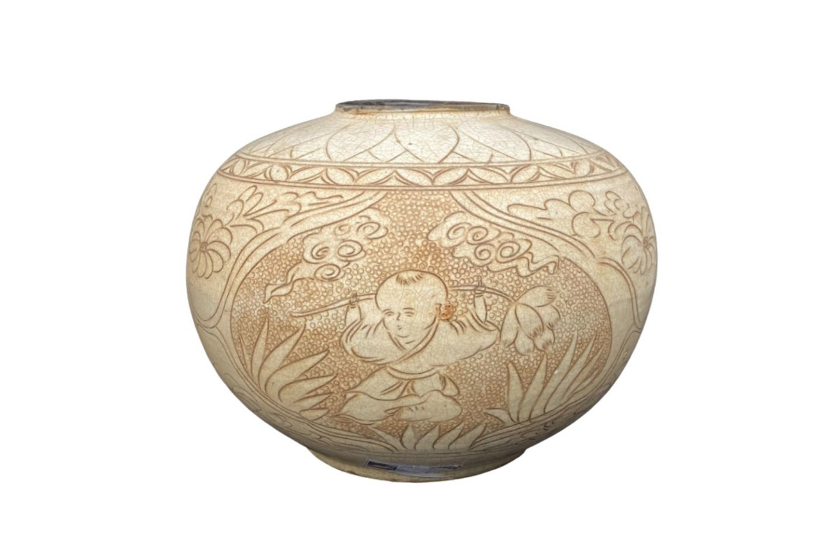 A Large Song Style Cizhou Jar with Boys and Floral Decorations.