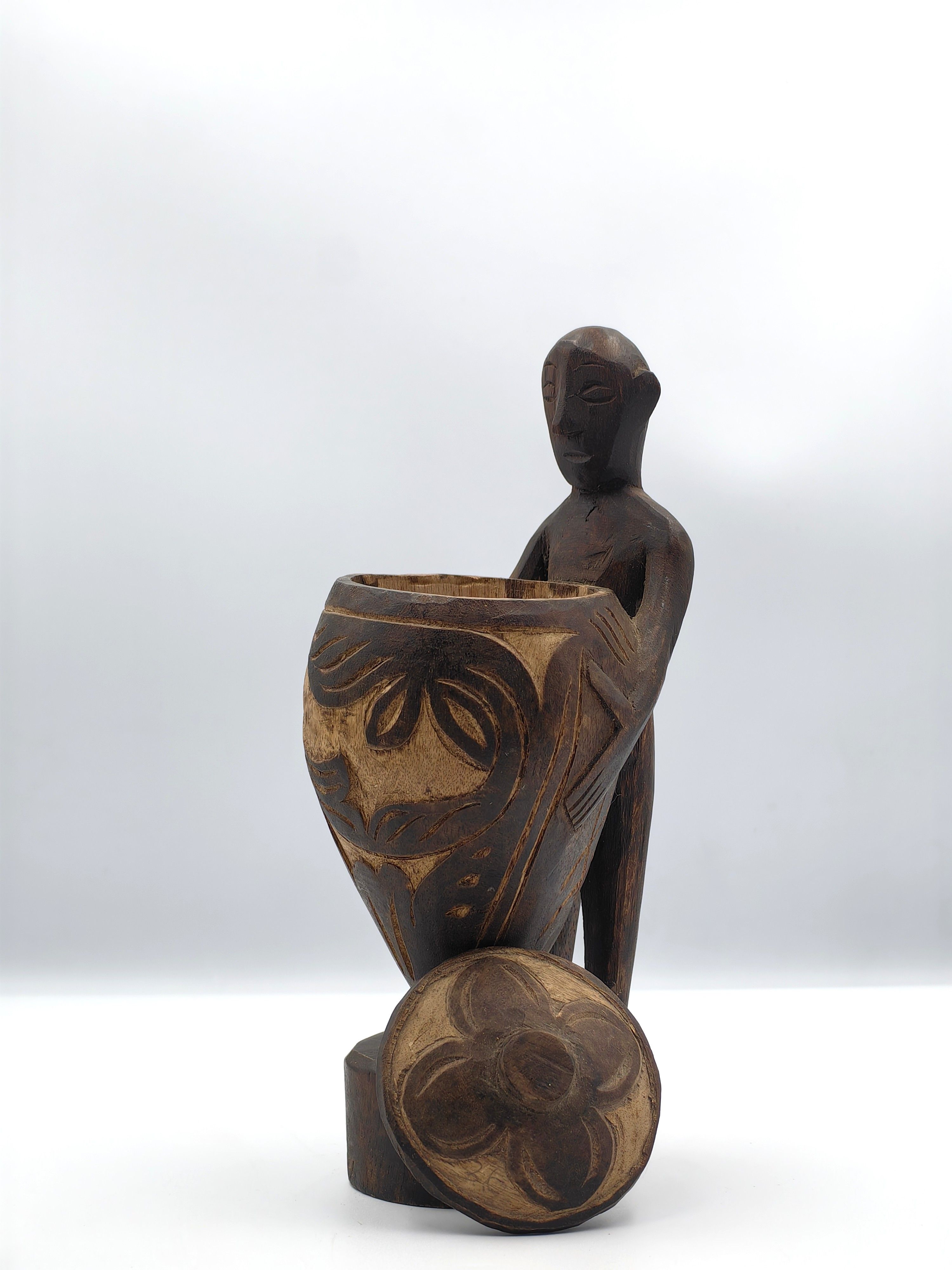 20th Century Palawan Wood Carving of a Couple Holding Large Jars - Additional view