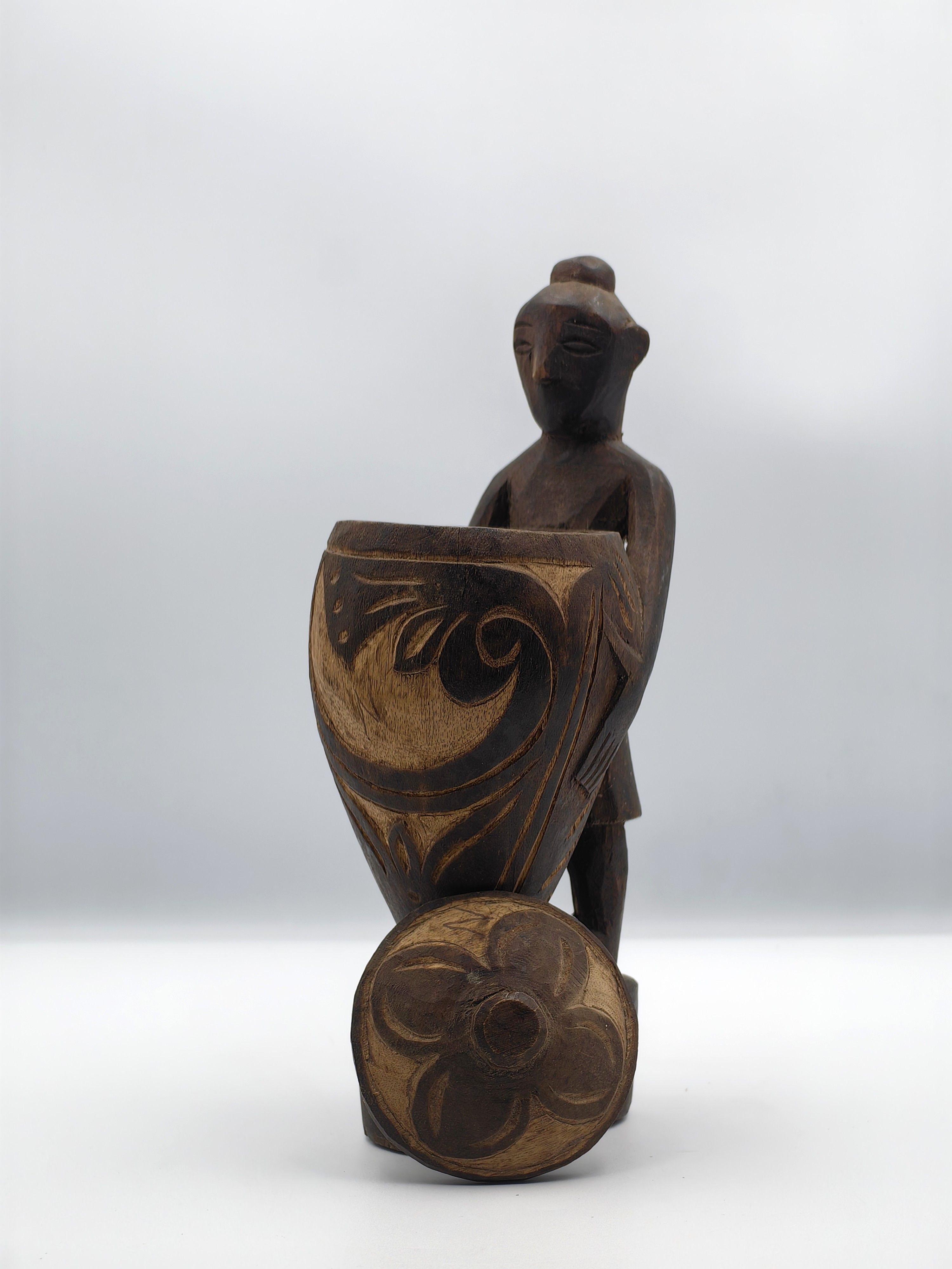 20th Century Palawan Wood Carving of a Couple Holding Large Jars - Additional view