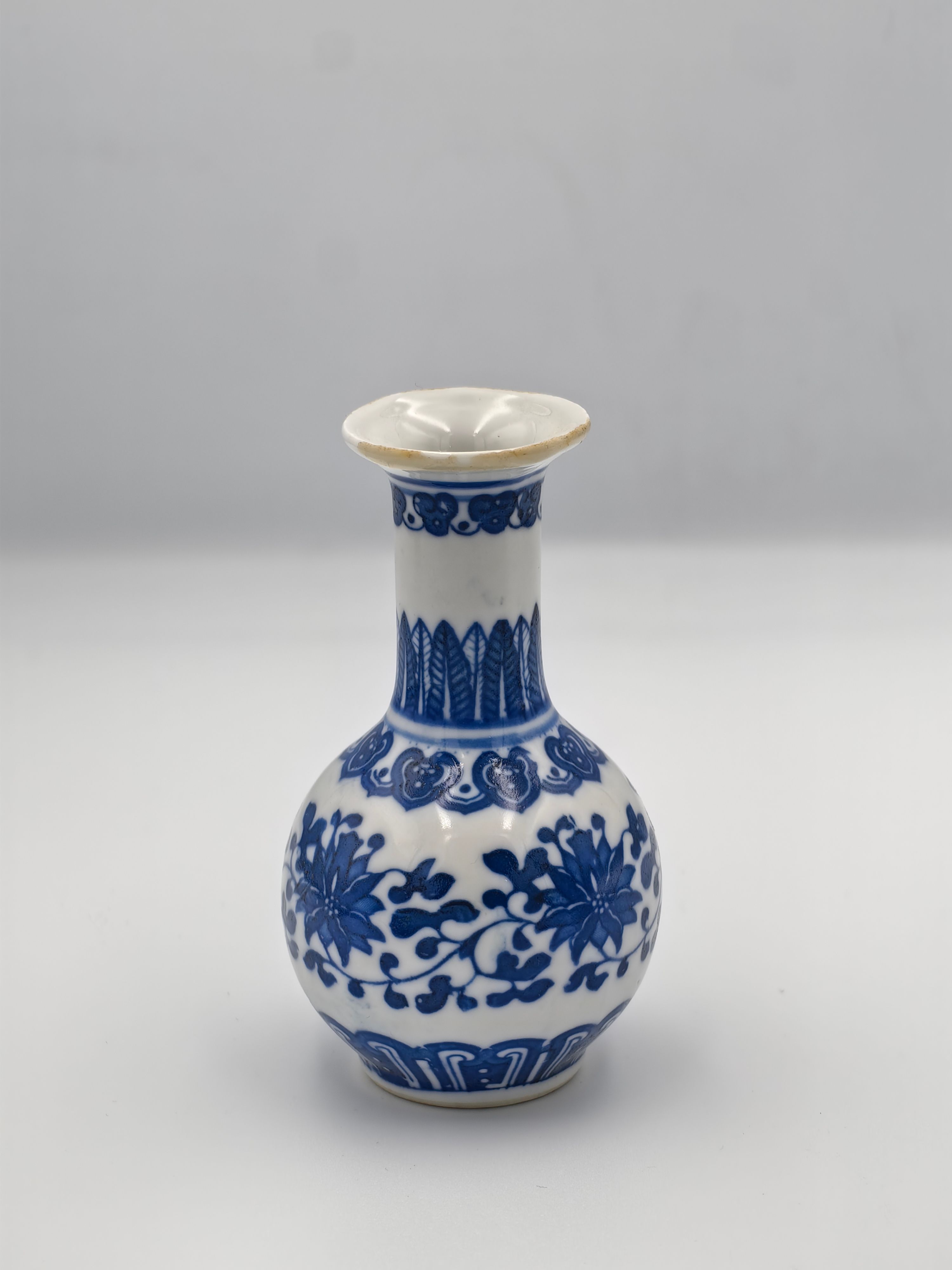 Chinese blue and white porcelain vase - Additional view