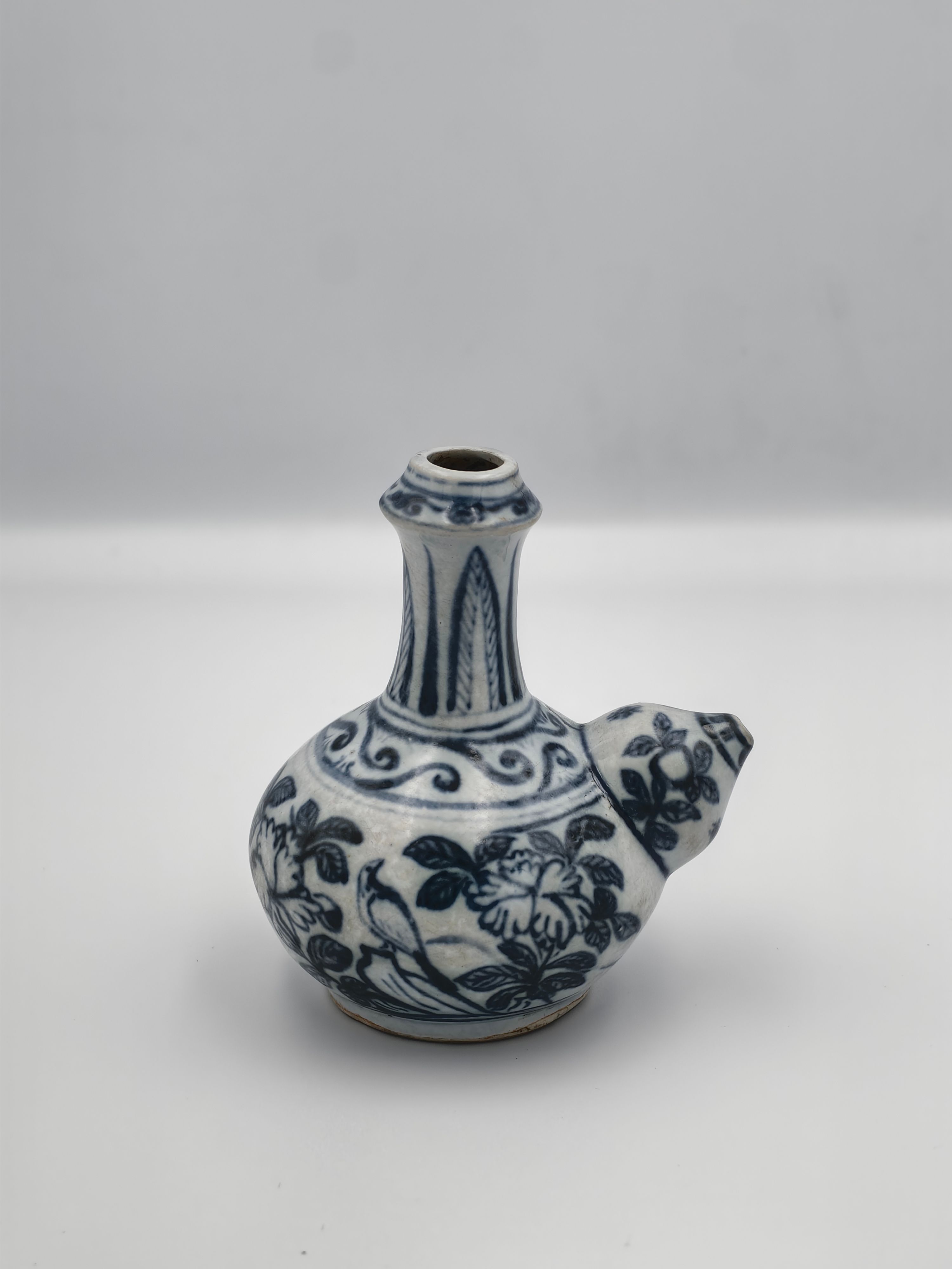 A Chinese blue and white porcelain Kendi - Additional view