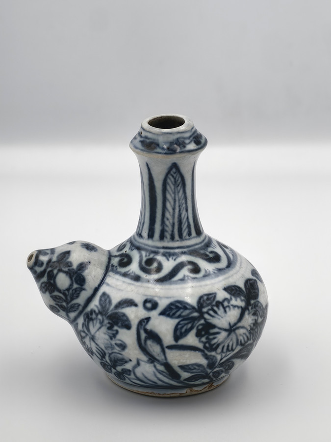 A Chinese blue and white porcelain Kendi