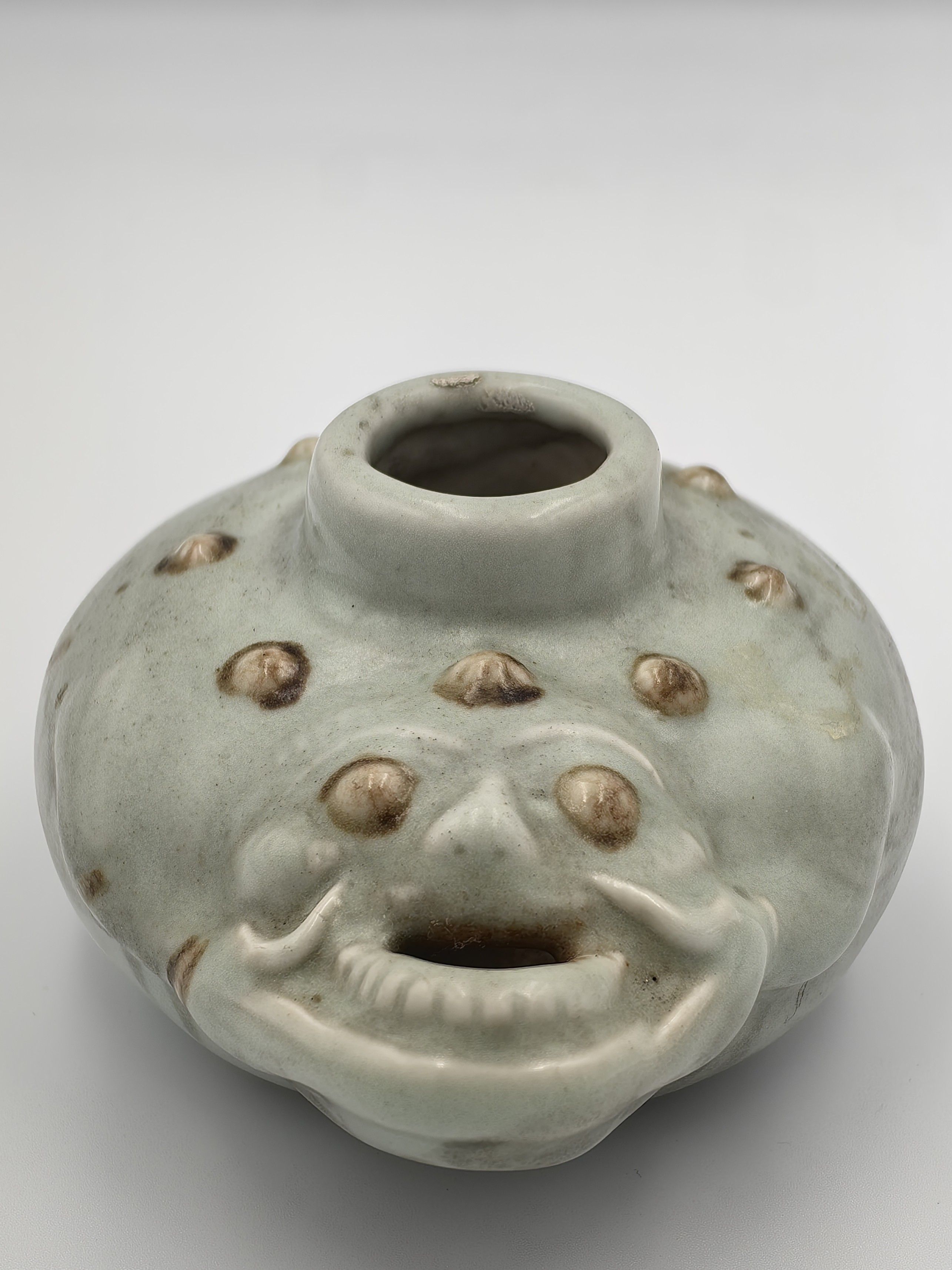 A Yue Celadon Glazed Frog-Form Water Dropper