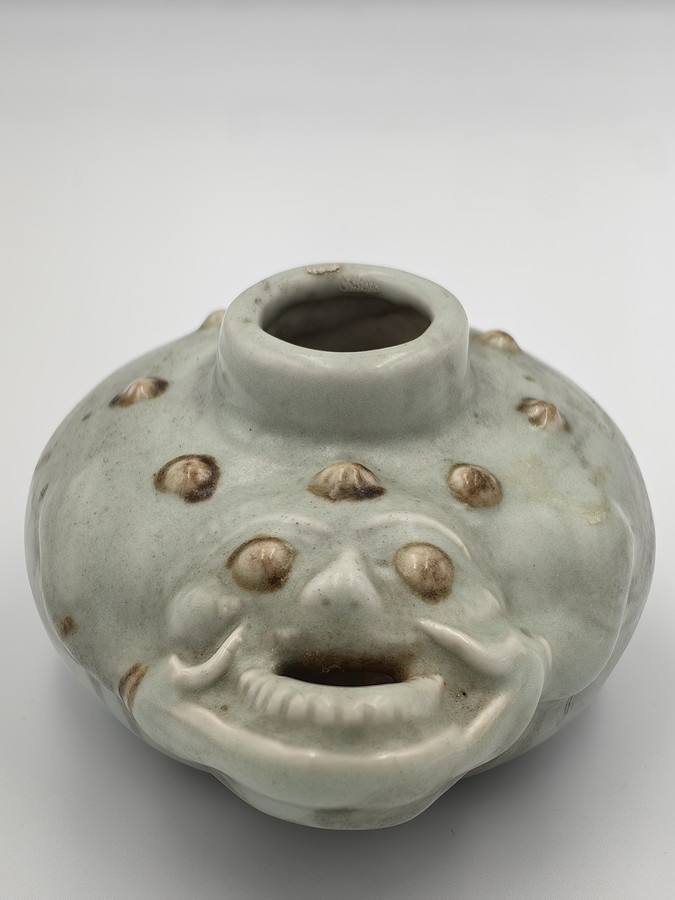 A Yue Celadon Glazed Frog-Form Water Dropper