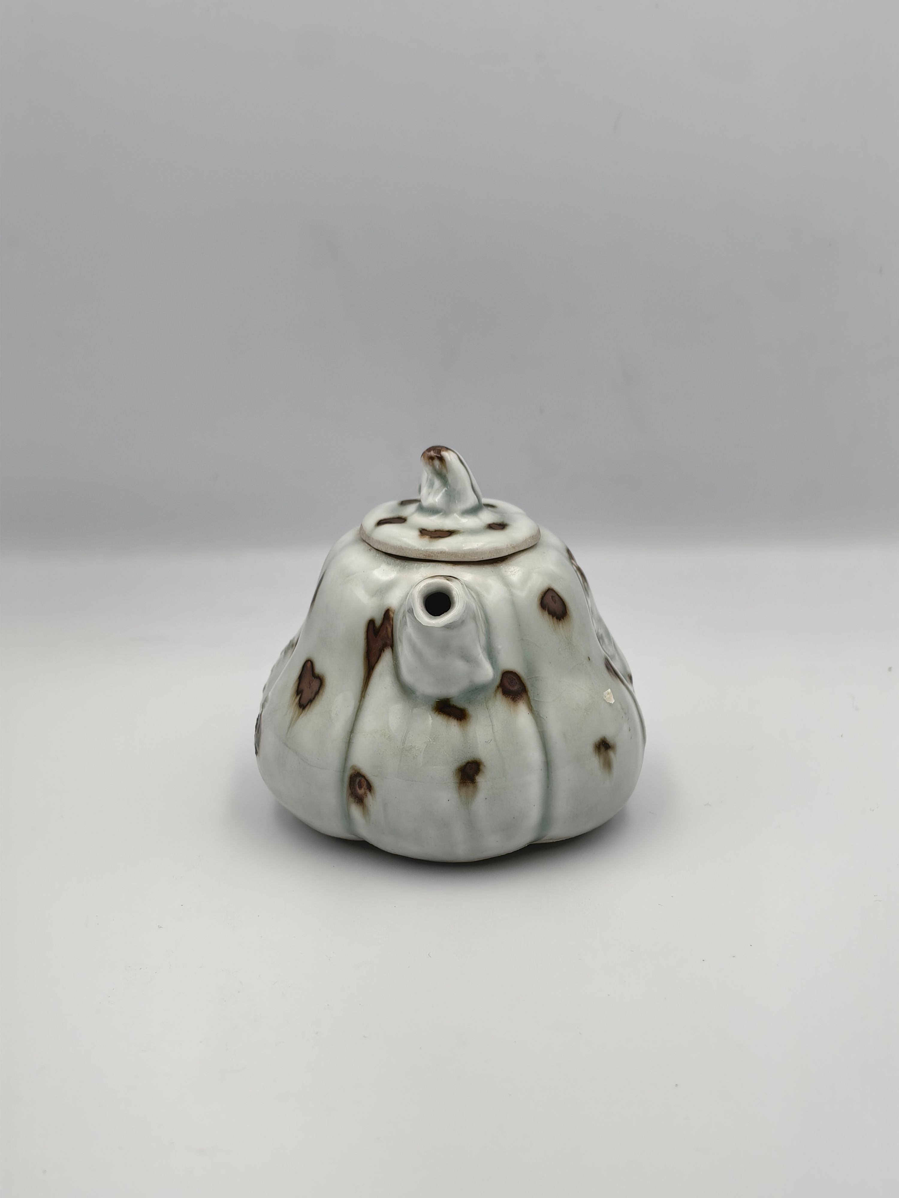 Chinese Porcelain Teapot In The Form of a Gourd - Additional view