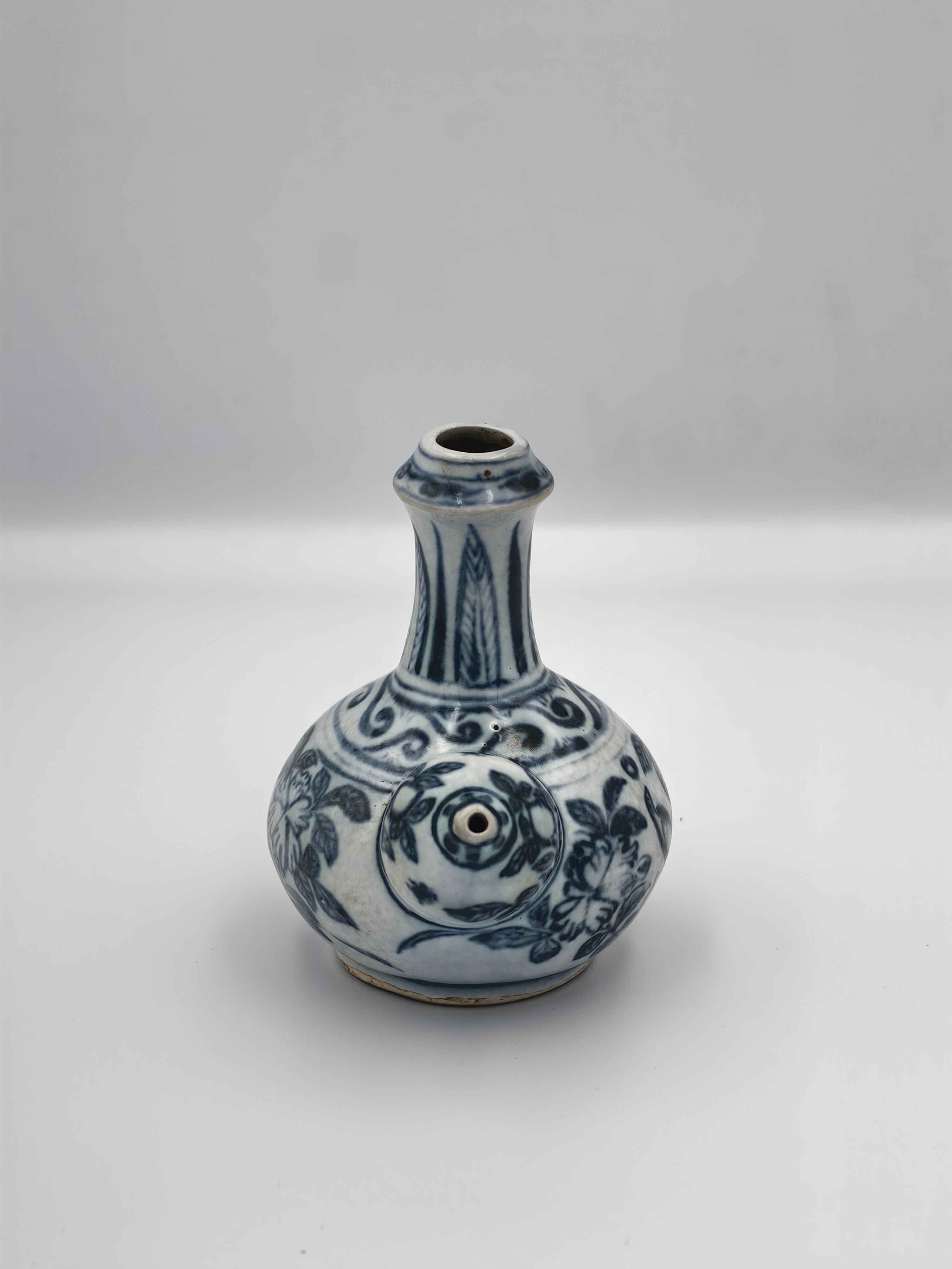 A Chinese blue and white porcelain Kendi - Additional view