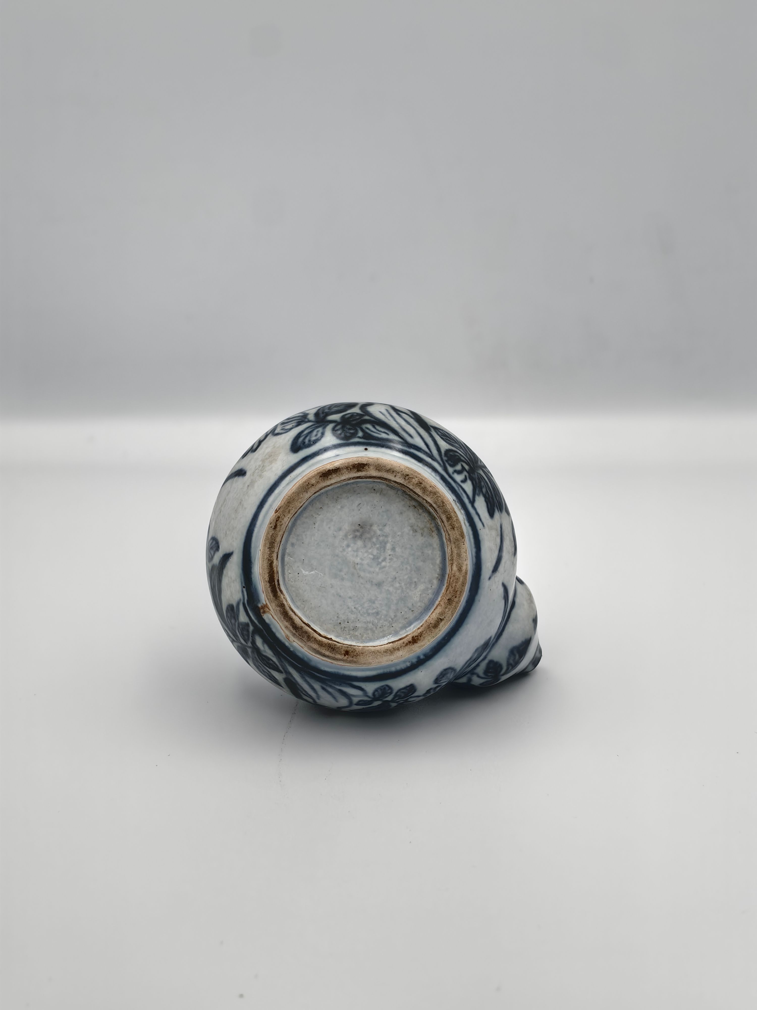 A Chinese blue and white porcelain Kendi - Additional view