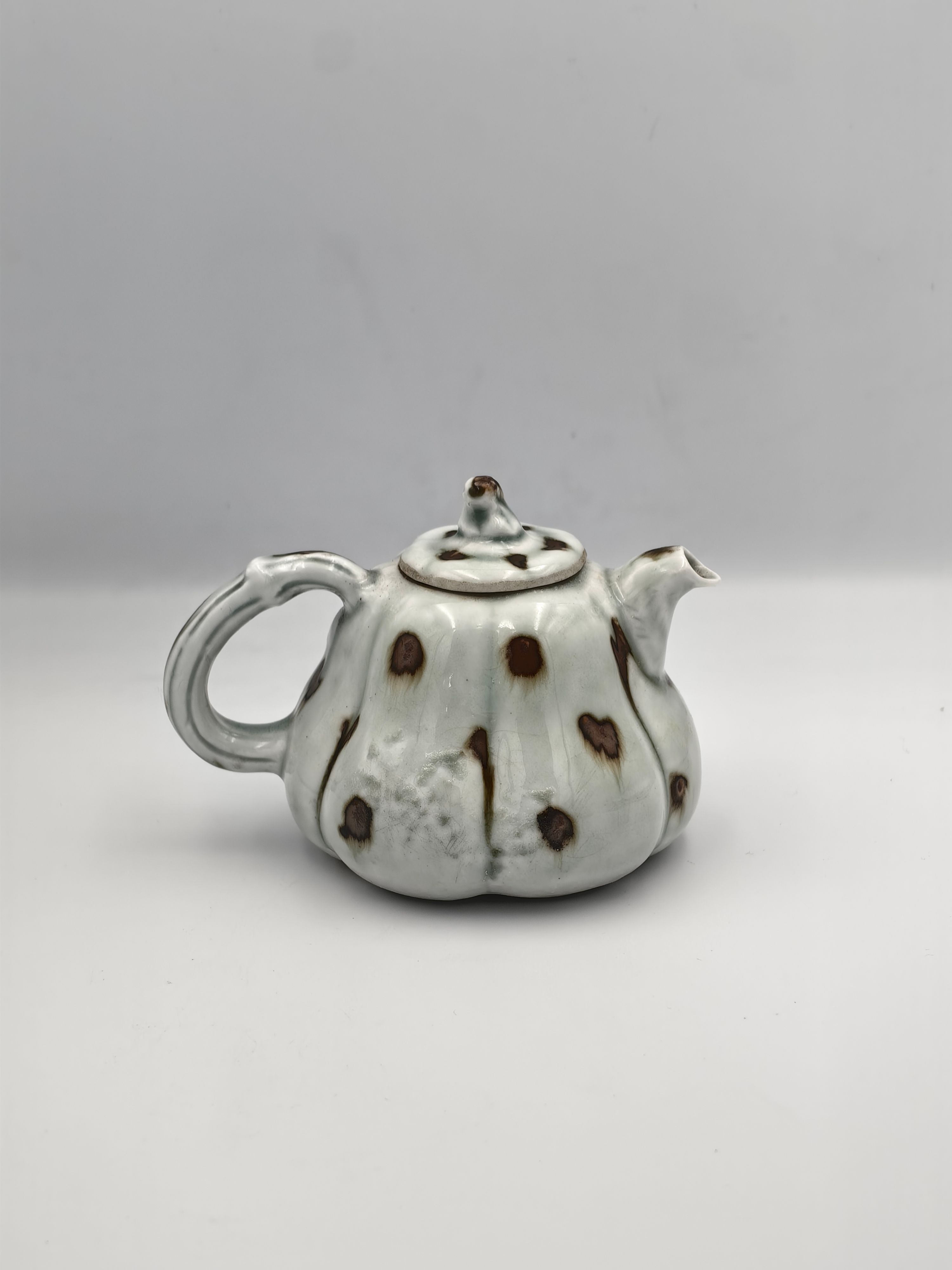 Chinese Porcelain Teapot In The Form of a Gourd - Additional view