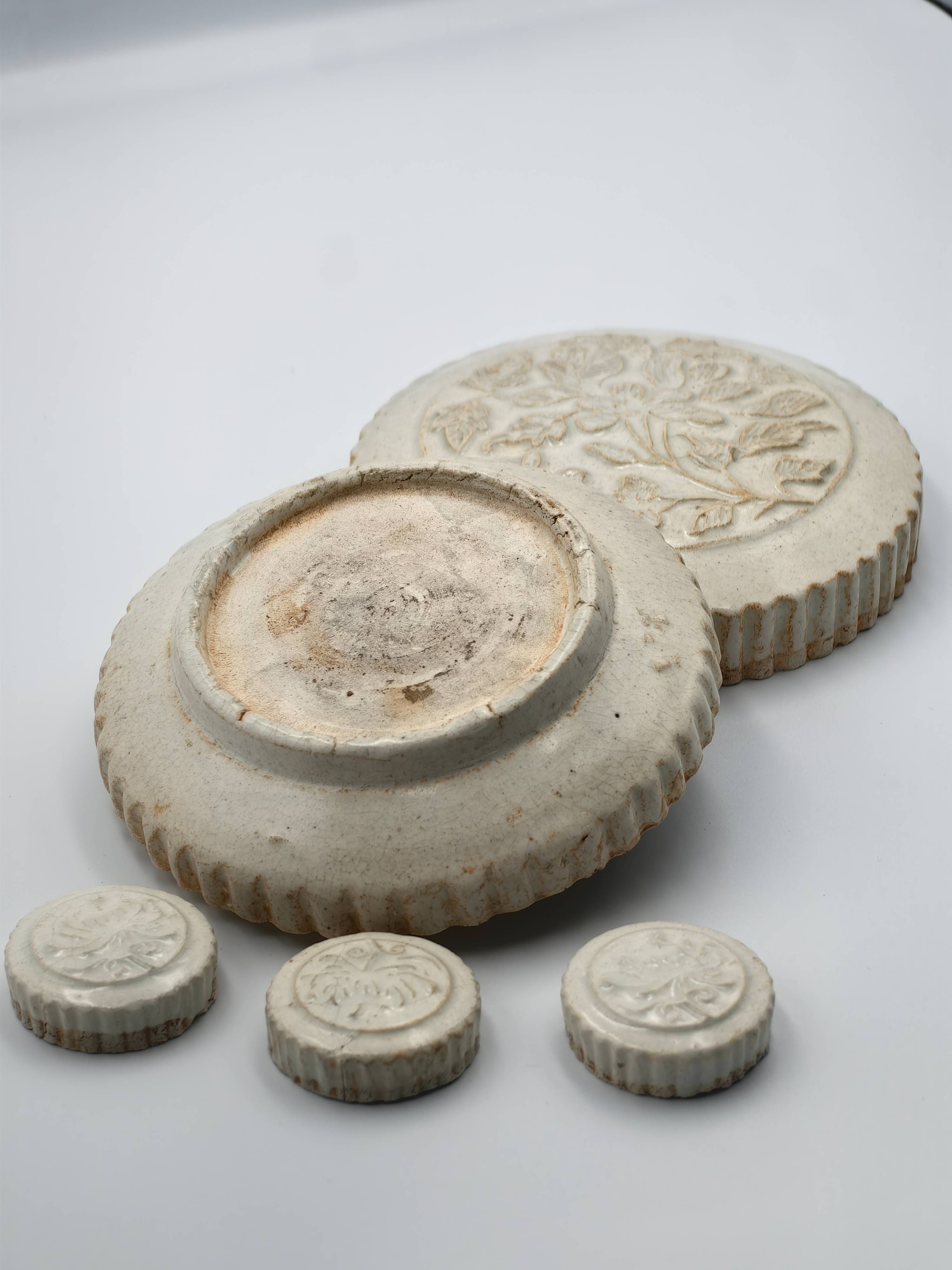 Moulded Qingbai Cosmetic Box with Seated Monkey Figure - Additional view