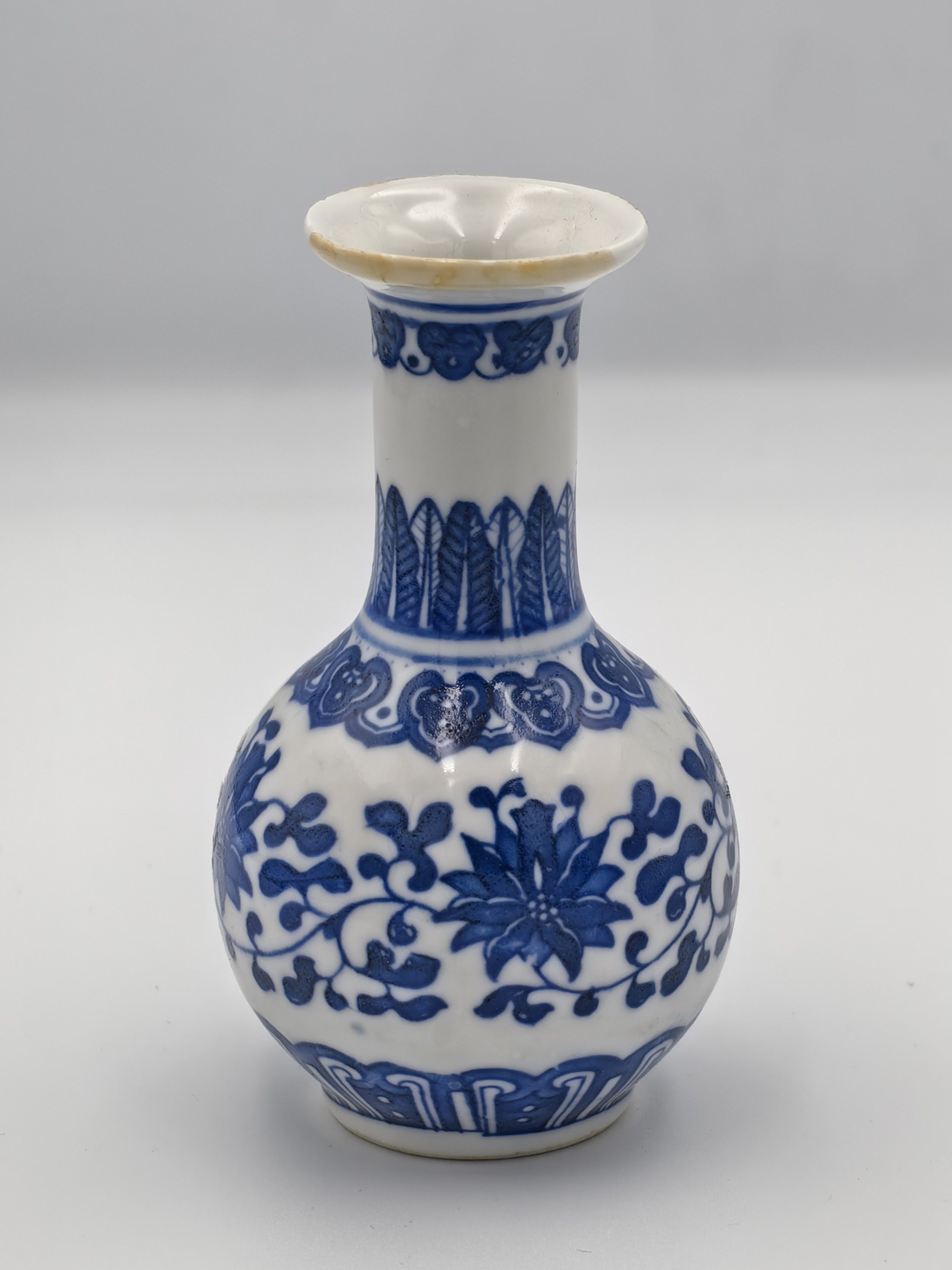 Chinese blue and white porcelain vase - Additional view